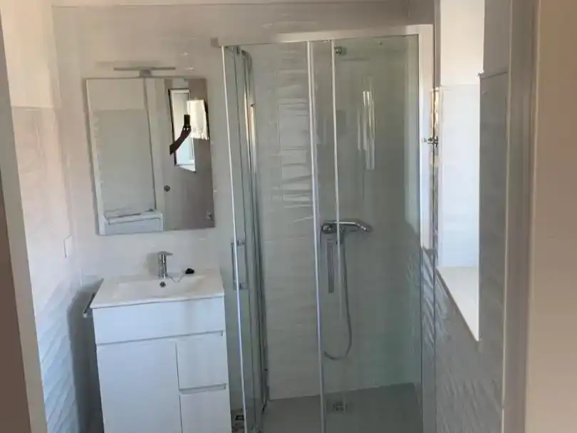 Bany de Apartament de lloguer en Logrosán amb Aire condicionat, Parquet i Moblat