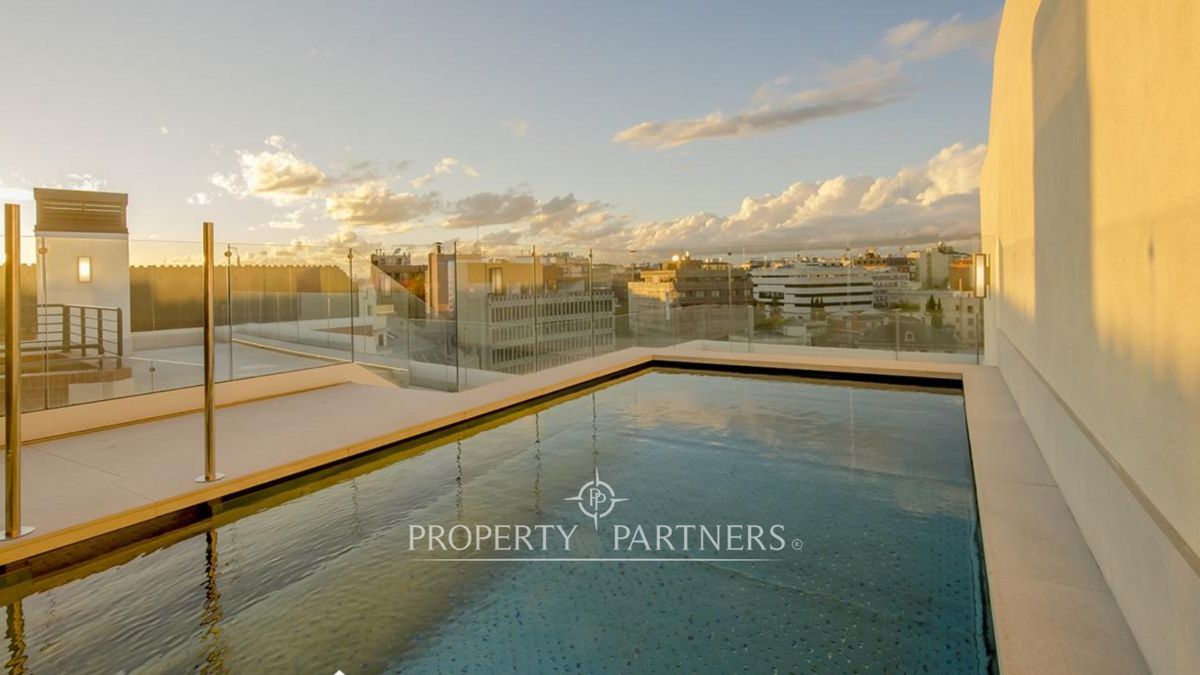 Swimming pool of Attic for sale in  Madrid Capital  with Air Conditioner, Heating and Private garden