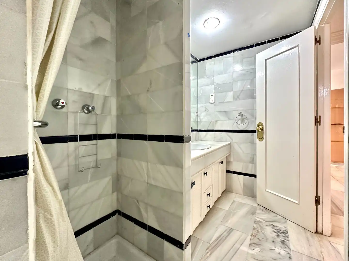 Badezimmer von Wohnungen zum Verkauf in Almuñécar mit Terrasse und Möbliert