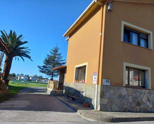 Vista exterior de Casa o xalet en venda en Cudillero amb Terrassa i Piscina