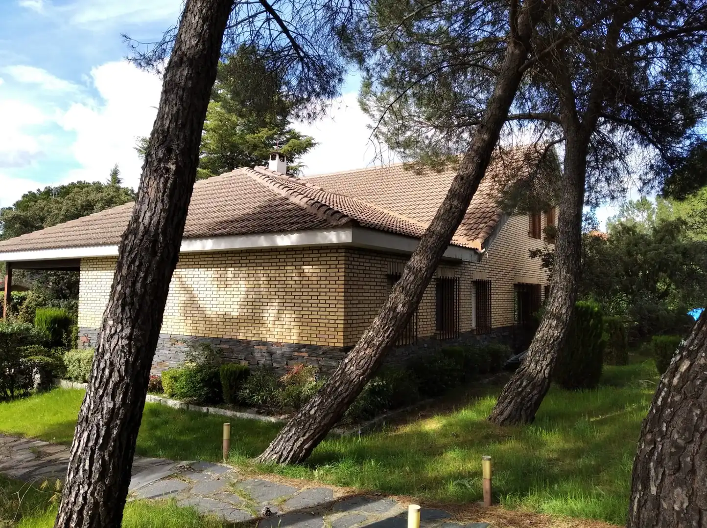 Exterior view of Houses for sale in Hoyo de Manzanares  with Heating, Private garden and Terrace