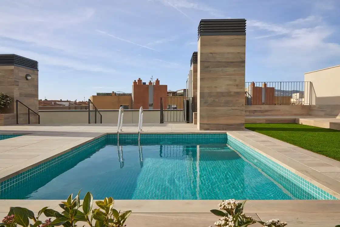 Schwimmbecken von Wohnung zur Miete in Sant Joan Despí mit Klimaanlage, Heizung und Privatgarten