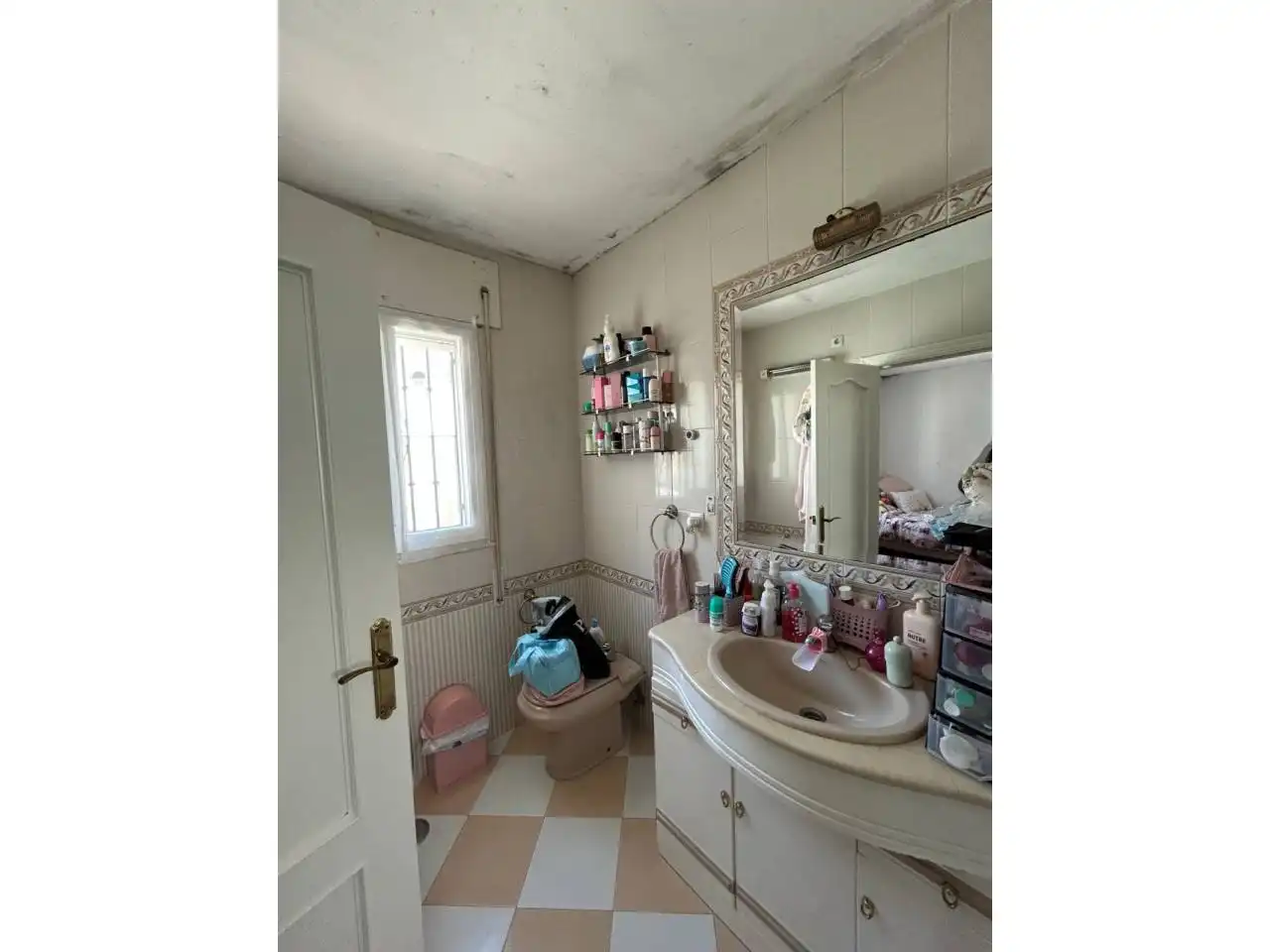 Badezimmer von Einfamilien-Reihenhaus zum Verkauf in Estepona mit Klimaanlage und Terrasse