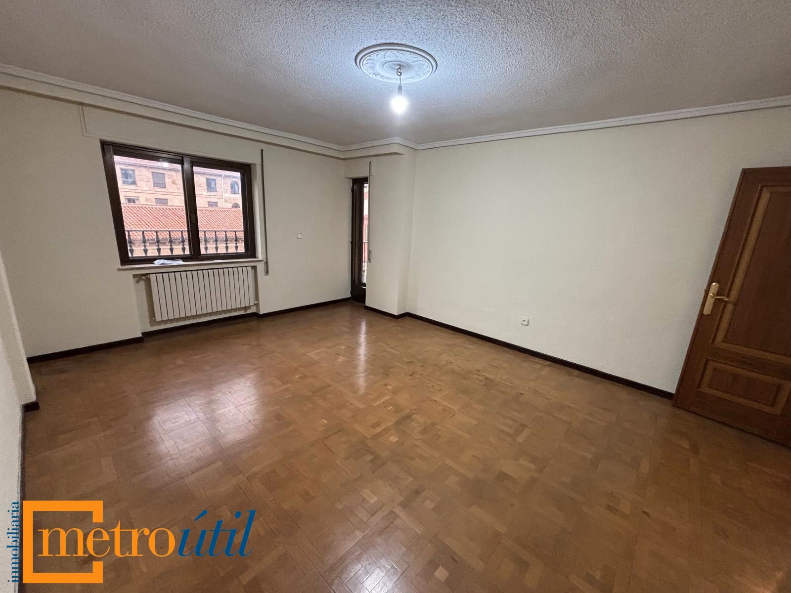 Sala d'estar de Pis en venda en Salamanca Capital amb Calefacció, Parquet i Balcó
