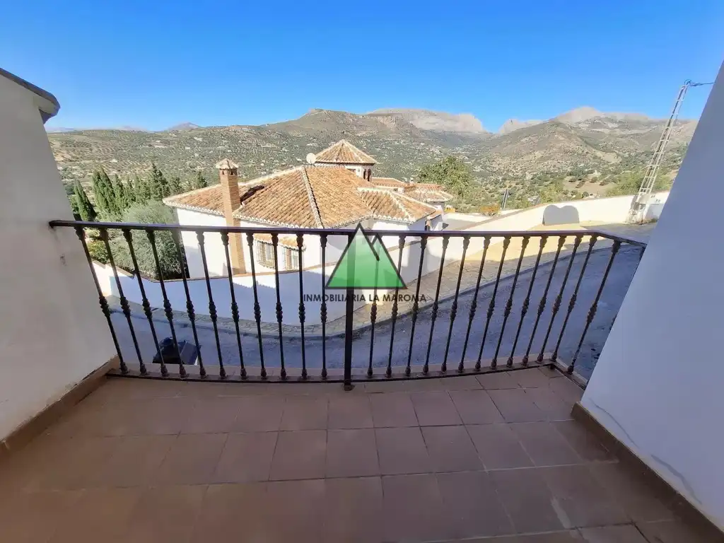 Vista exterior de Pis en venda en Alcaucín amb Jardí privat, Terrassa i Piscina