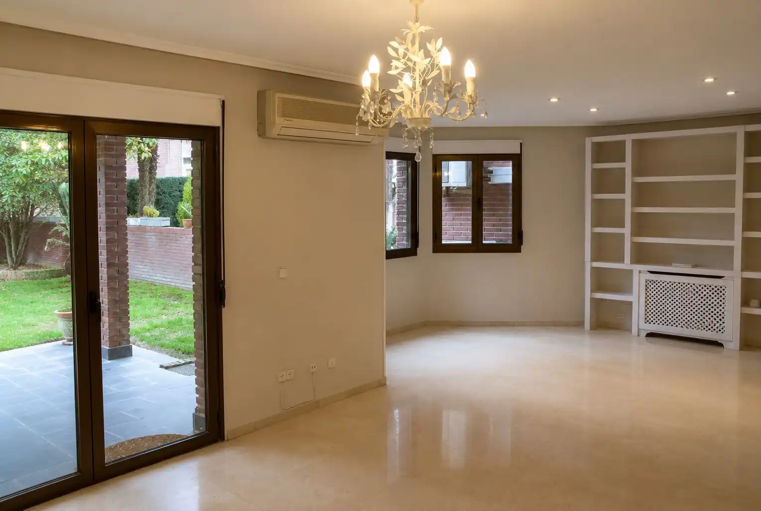 Sala de estar de Casa adosada de alquiler en Boadilla del Monte con Aire acondicionado, Calefacción y Jardín privado