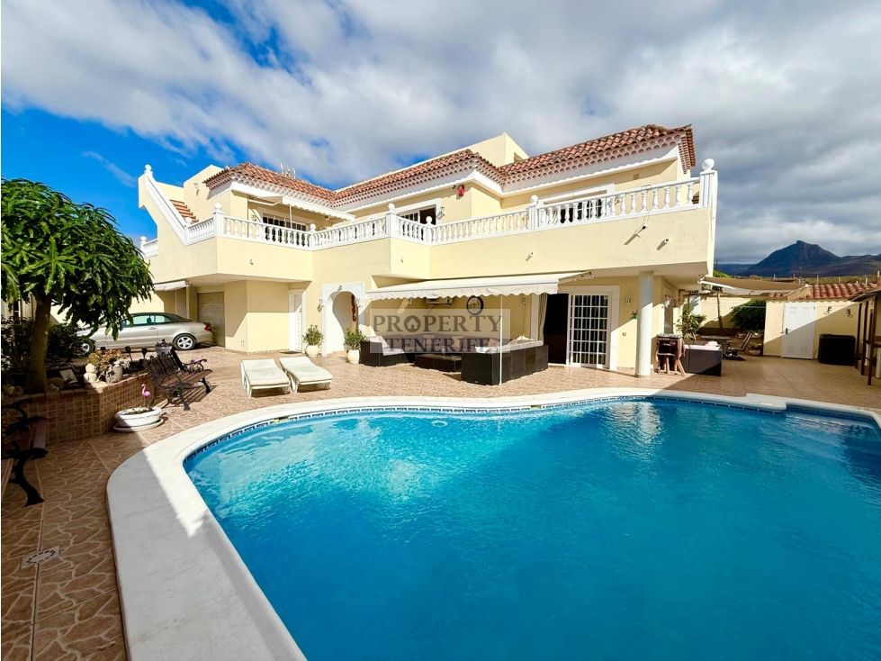 Vista exterior de Casa o xalet en venda en Arona amb Terrassa, Piscina i Moblat