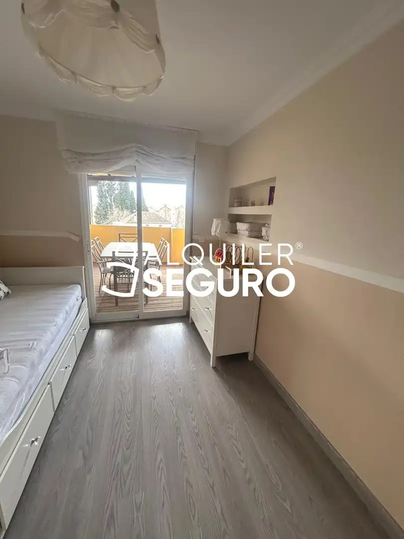 Habitación de Ático de alquiler en Las Gabias con Calefacción y Amueblado