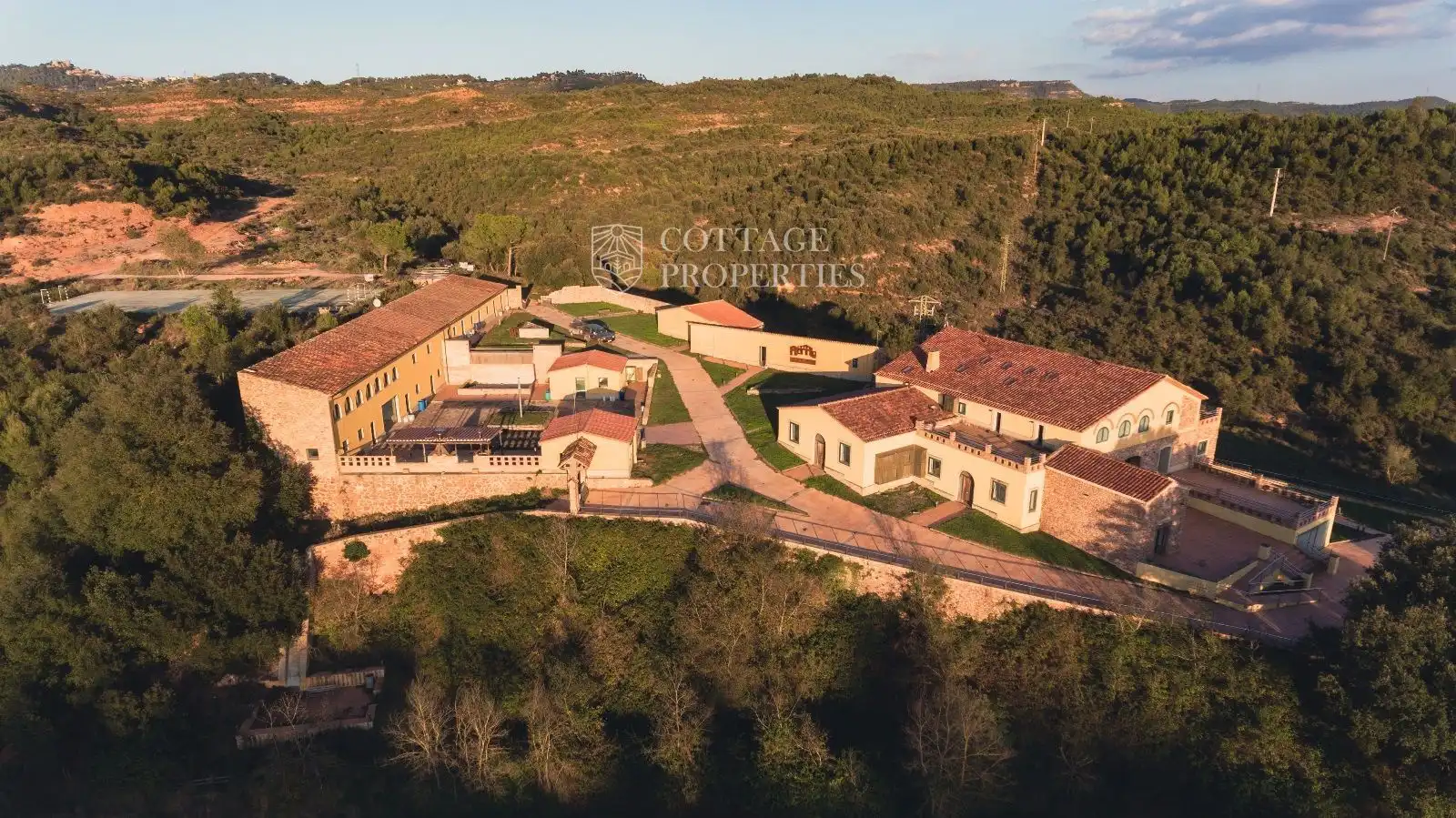 Vista exterior de Finca rústica en venda en Sant Llorenç Savall amb Calefacció i Piscina