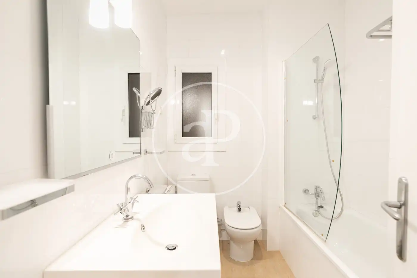 Baño de Piso en venta en Barcelona con Calefacción, Jardín privado y Terraza