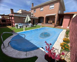 Piscina de Casa adosada en venda en Villanueva de la Torre