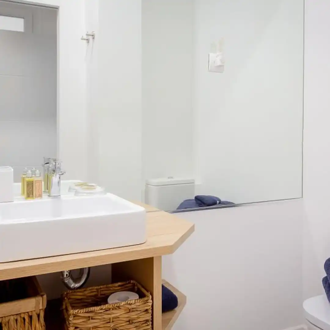 Badezimmer von Wohnung zur Miete in Madrid mit Klimaanlage, Möbliert und Mikrowelle