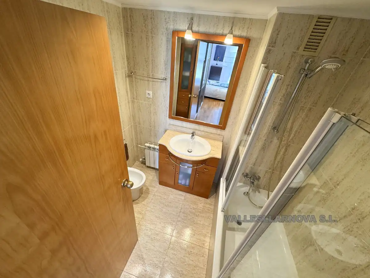 Bathroom of Flat for sale in Mollet del Vallès  with Parquet flooring, Storage room and Balcony