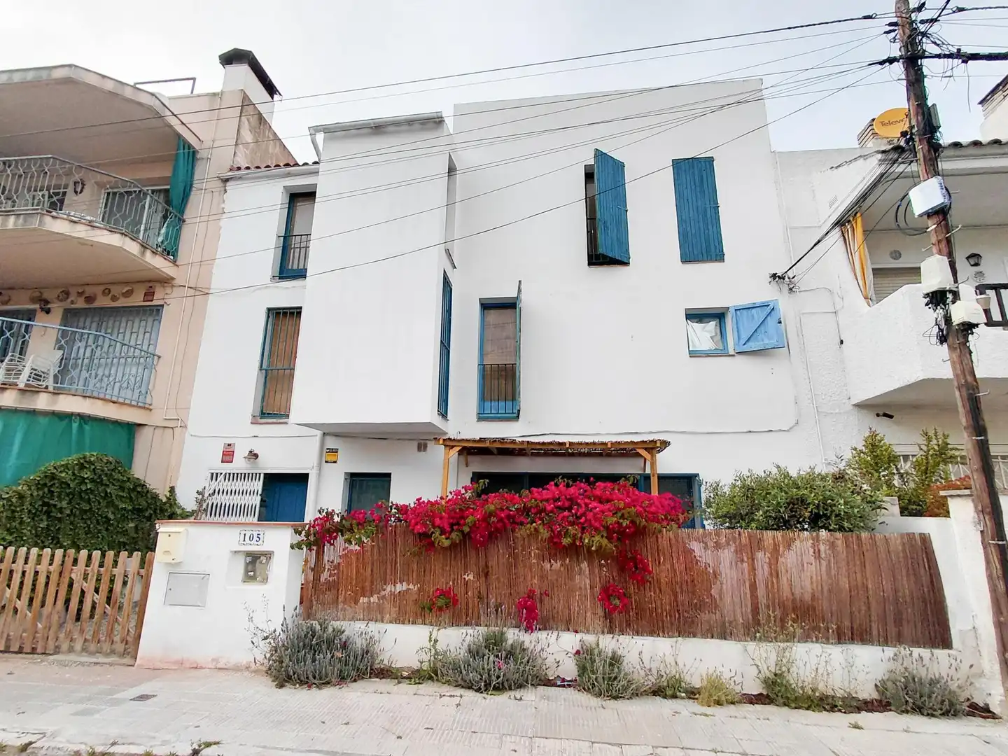 Vista exterior de Casa adosada en venda en Cunit amb Jardí privat, Terrassa i Balcó