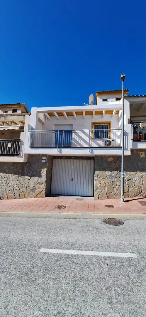 Vista exterior de Casa adosada en venda en Benalmádena amb Aire condicionat, Jardí privat i Terrassa