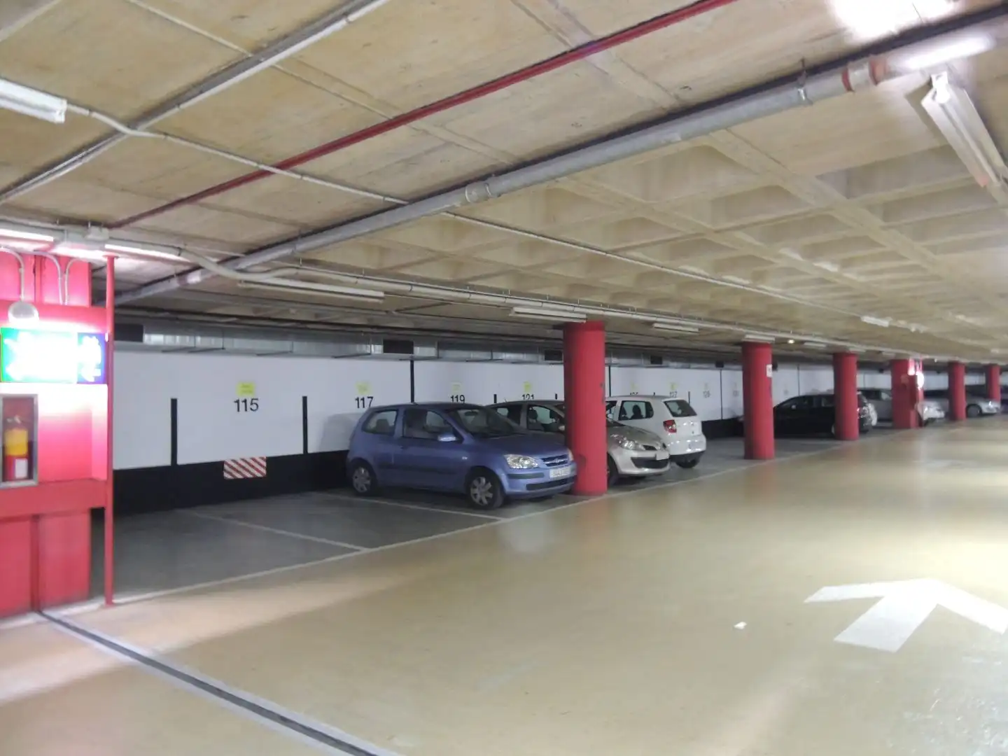 Parkplatz von Garage zur Miete in Barcelona mit Alarm