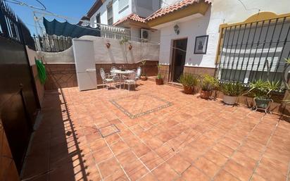 Terrassa de Casa o xalet en venda en Las Cabezas de San Juan amb Jardí privat