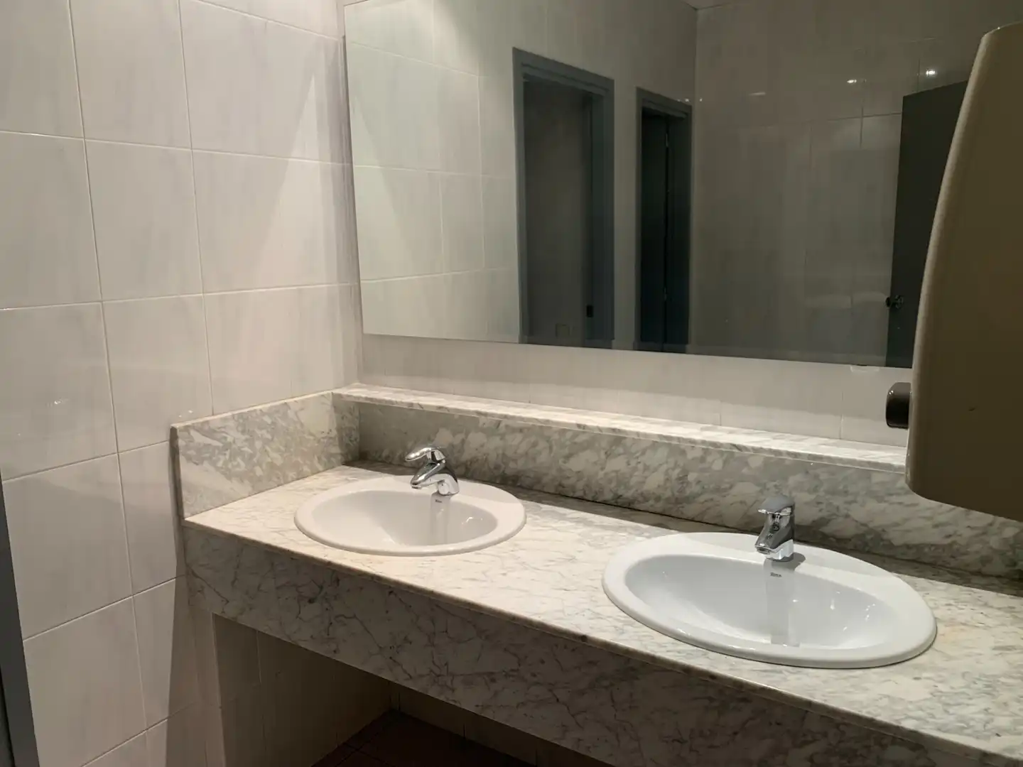 Badezimmer von Gebäude zur Miete in Gavà mit Alarm