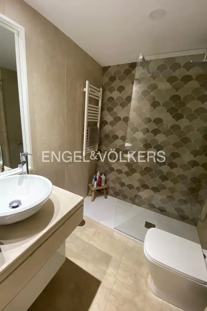 Bathroom of Flat for rent in Madrid  with Heating, Parquet flooring and Swimming Pool