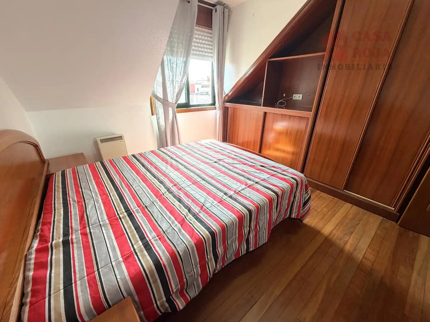Schlafzimmer von Dachboden zum Verkauf in Cangas  mit Heizung, Parkett und Abstellraum