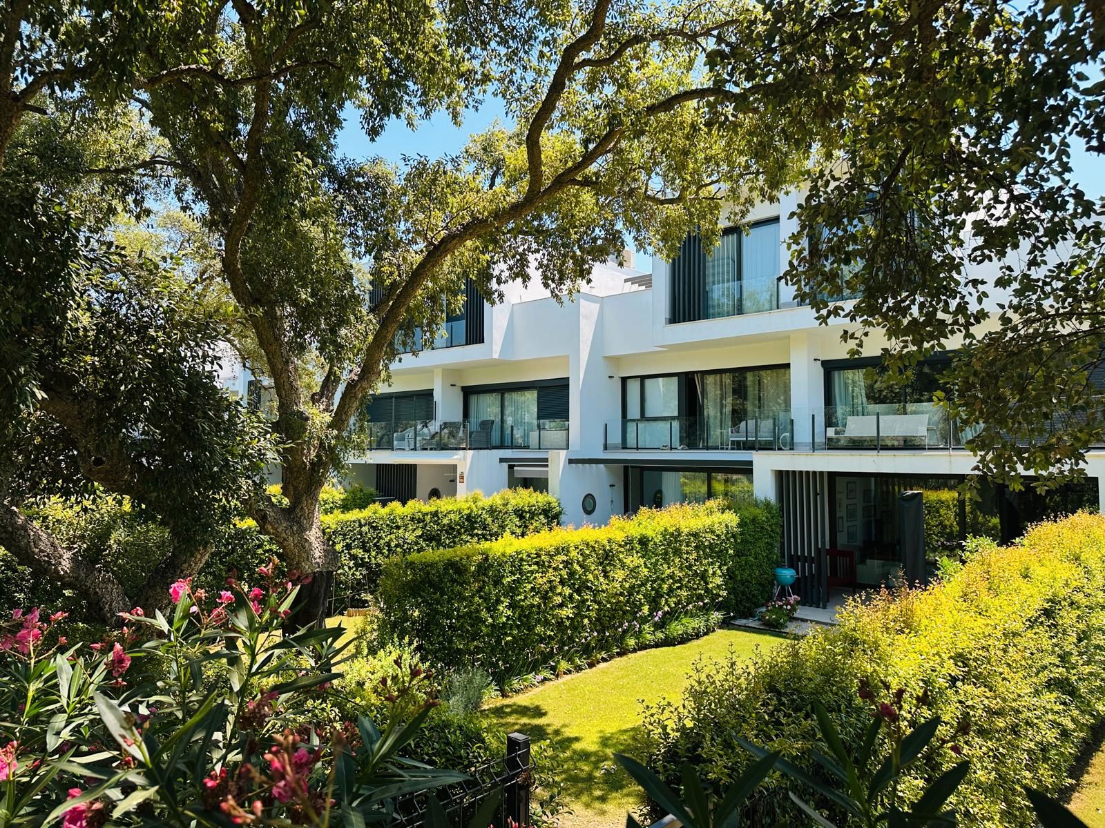 Vista exterior de Casa adosada en venta en Sotogrande con Aire acondicionado, Calefacción y Jardín privado
