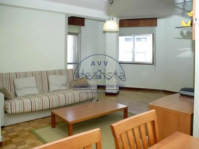 Sala d'estar de Pis en venda en Vigo  amb Parquet, Moblat i Balcó