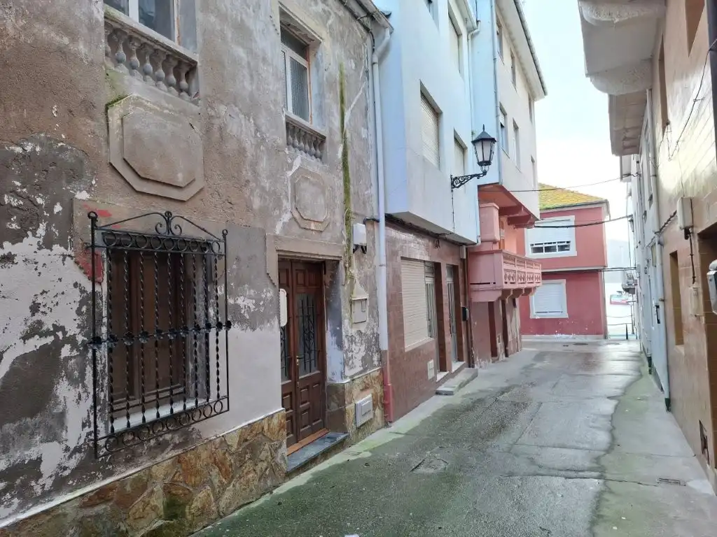 Außenansicht von Einfamilien-Reihenhaus zum Verkauf in Viveiro mit Terrasse, Abstellraum und Möbliert