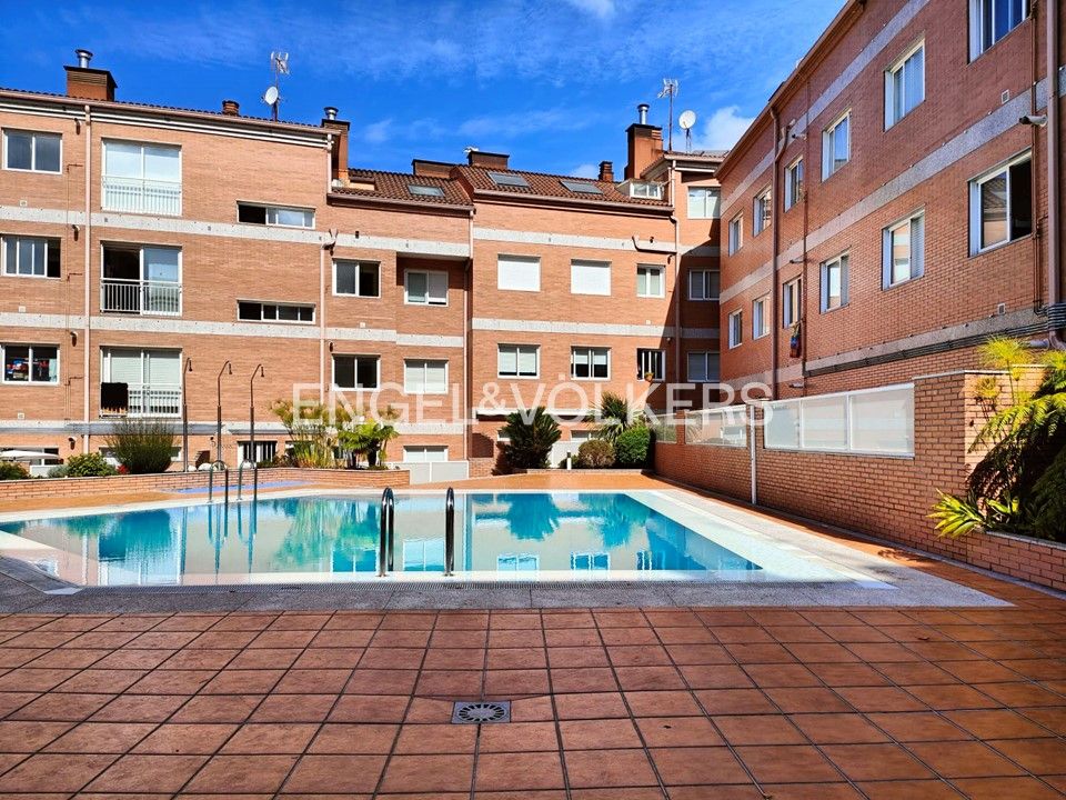 Vista exterior de Àtic en venda en Pontevedra Capital  amb Calefacció, Parquet i Terrassa