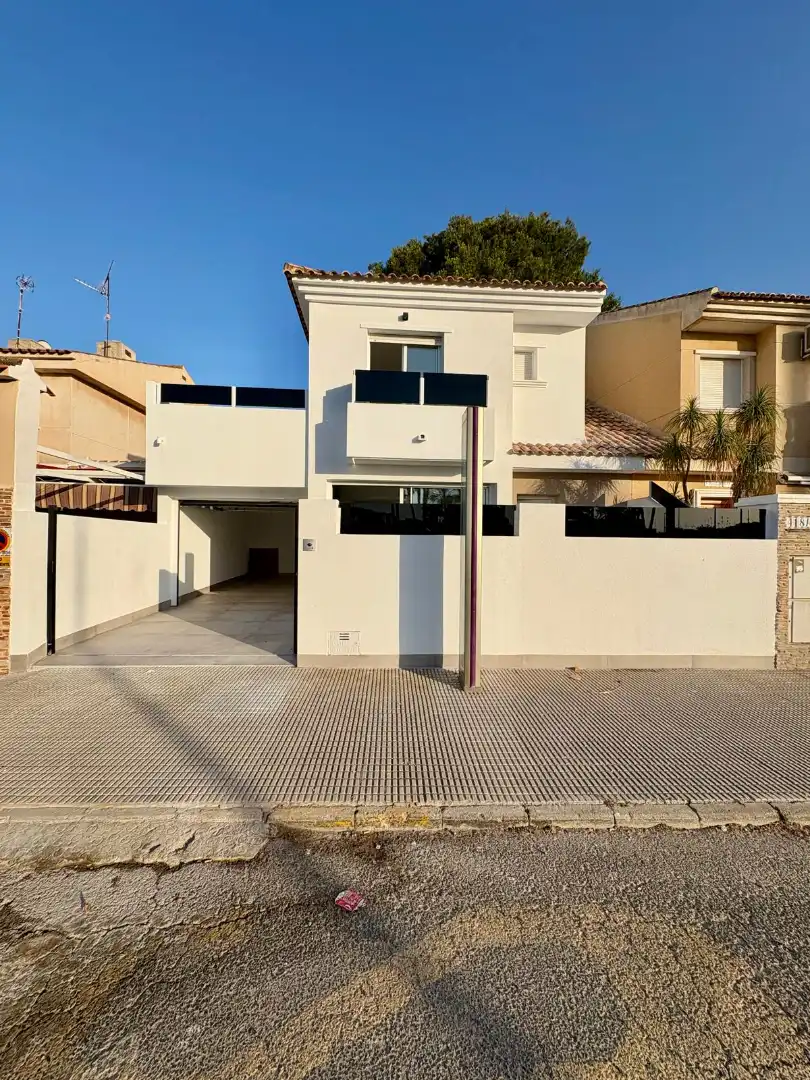 Vista exterior de Casa adosada en venda en San Javier amb Aire condicionat, Calefacció i Jardí privat