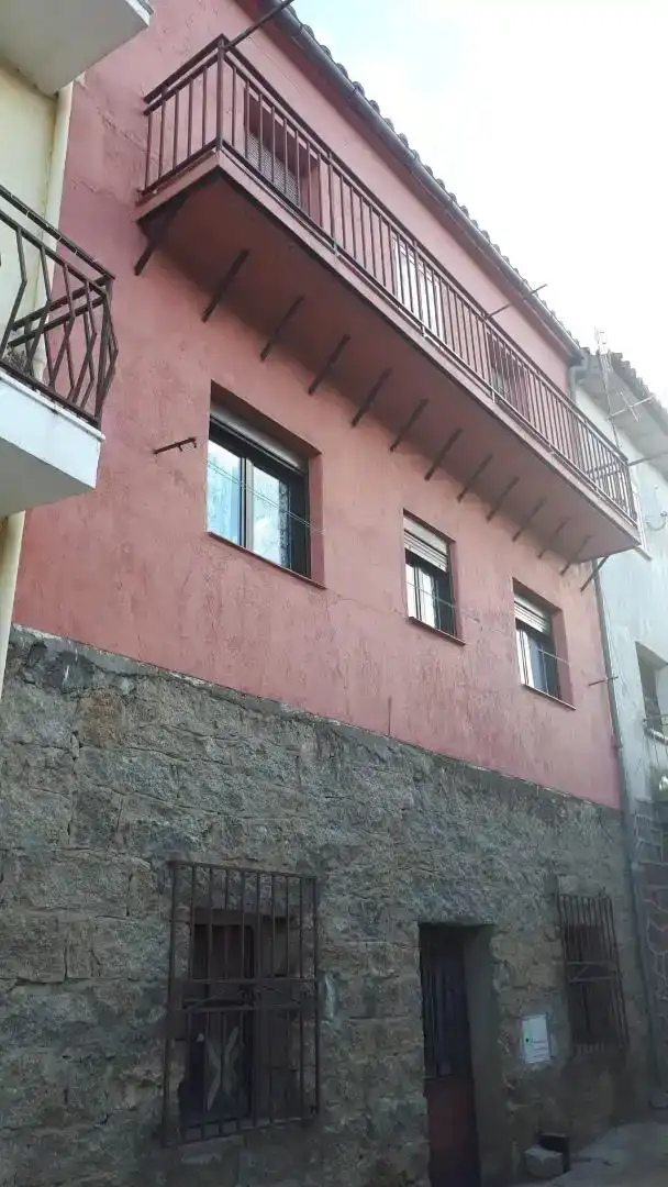 Vista exterior de Casa adosada en venda en Burgohondo amb Traster, Moblat i Forn