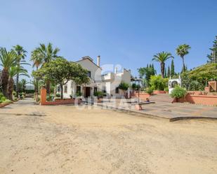 Vista exterior de Finca rústica en venda en Sanlúcar la Mayor amb Terrassa i Piscina