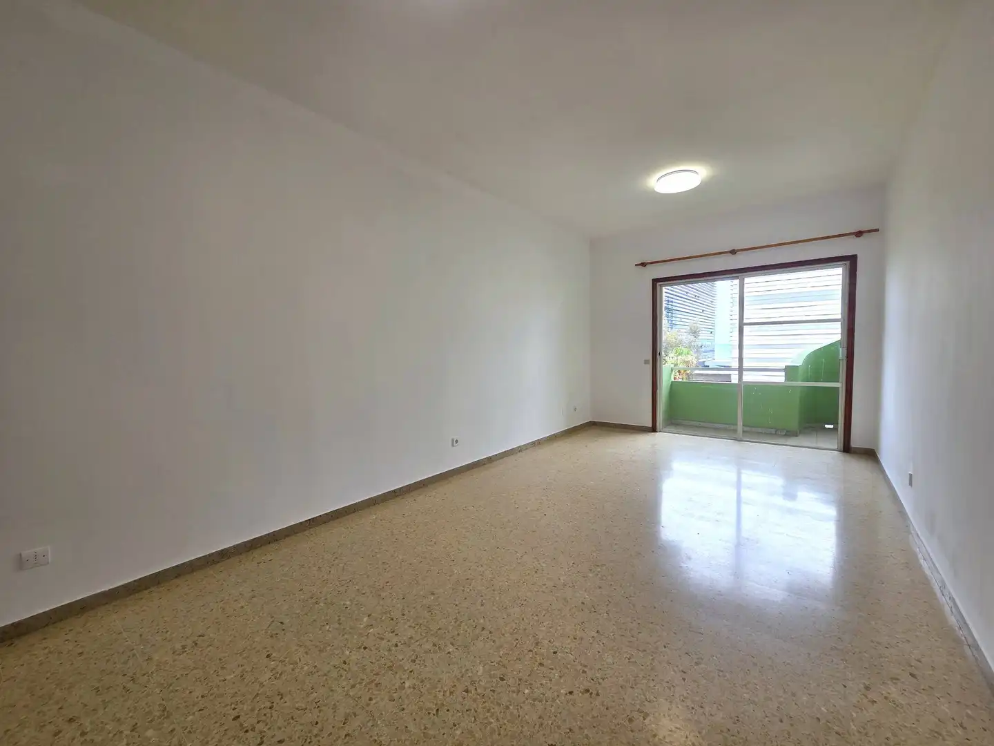 Sala d'estar de Pis en venda en Las Palmas de Gran Canaria amb Terrassa, Traster i Balcó