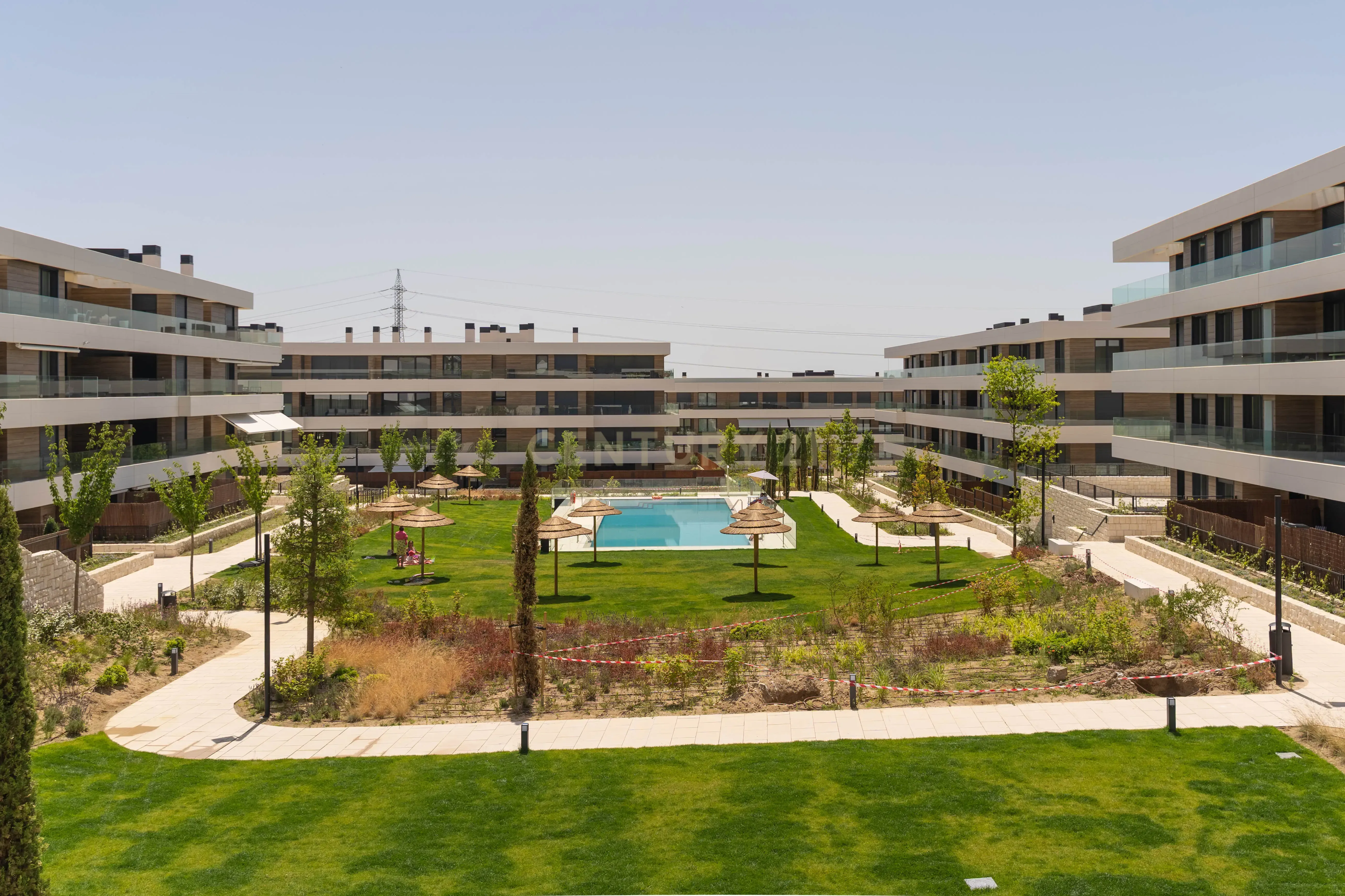 Vista exterior de Apartament en venda en La Moraleja amb Aire condicionat, Jardí privat i Traster
