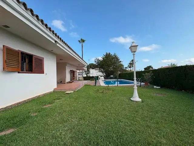 Vista exterior de Casa o xalet en venda en Benicasim / Benicàssim amb Jardí privat, Terrassa i Piscina