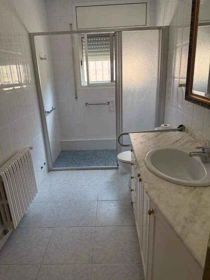 Badezimmer von Haus oder Chalet zur Miete in Viladecans mit Klimaanlage, Heizung und Privatgarten
