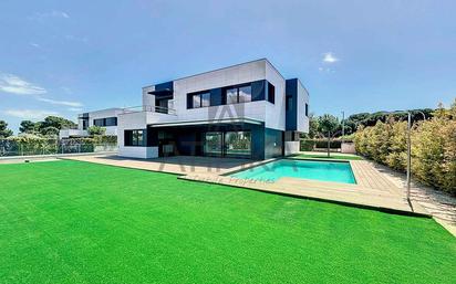 Vista exterior de Casa o xalet en venda en Sant Andreu de Llavaneres amb Terrassa, Piscina i Balcó