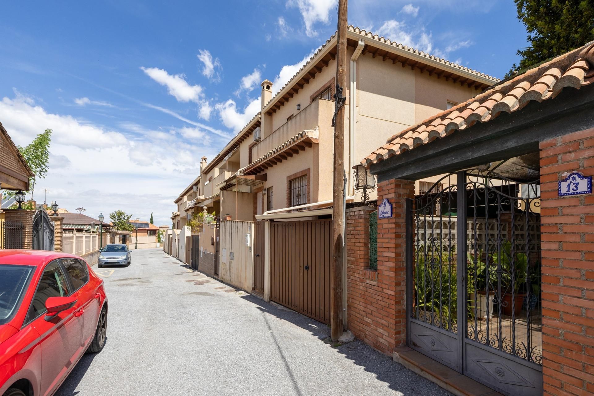 Vista exterior de Casa adosada en venda en Cájar amb Jardí privat i Piscina