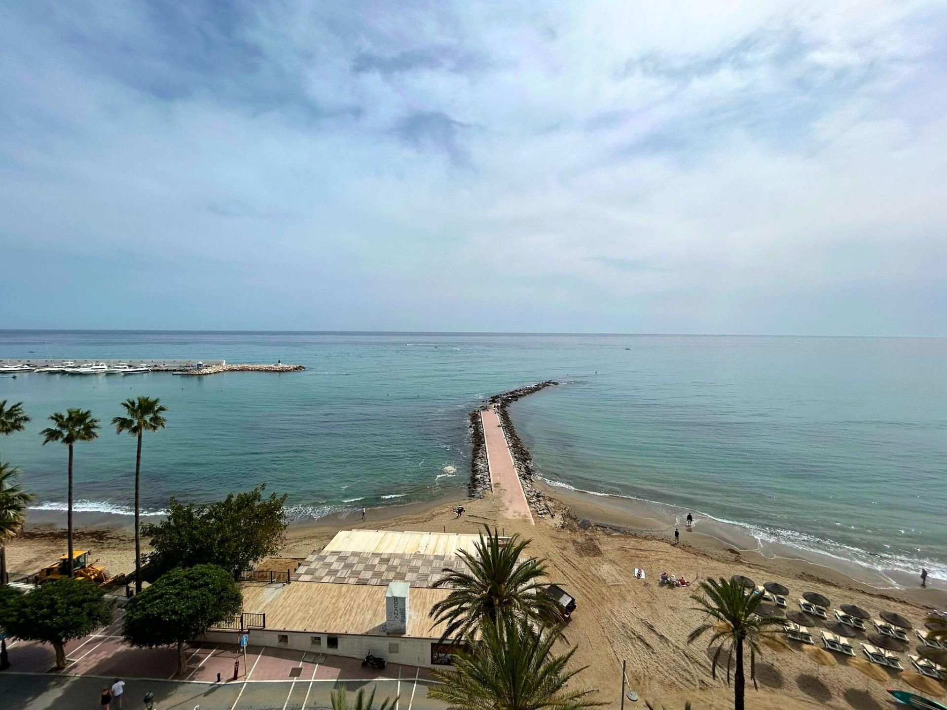 Vista exterior de Estudi en venda en Marbella amb Aire condicionat, Jardí privat i Terrassa