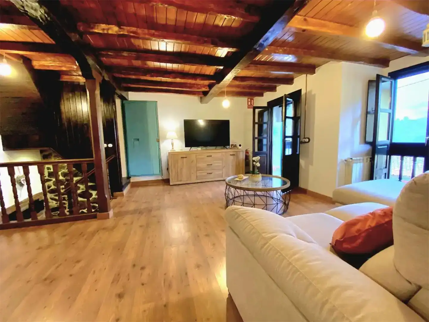 Sala d'estar de Pis de lloguer en Llanes amb Parquet, Moblat i Balcó