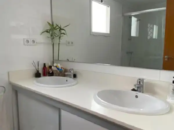 Badezimmer von Wohnung zum Verkauf in Elche / Elx mit Klimaanlage, Parkett und Balkon