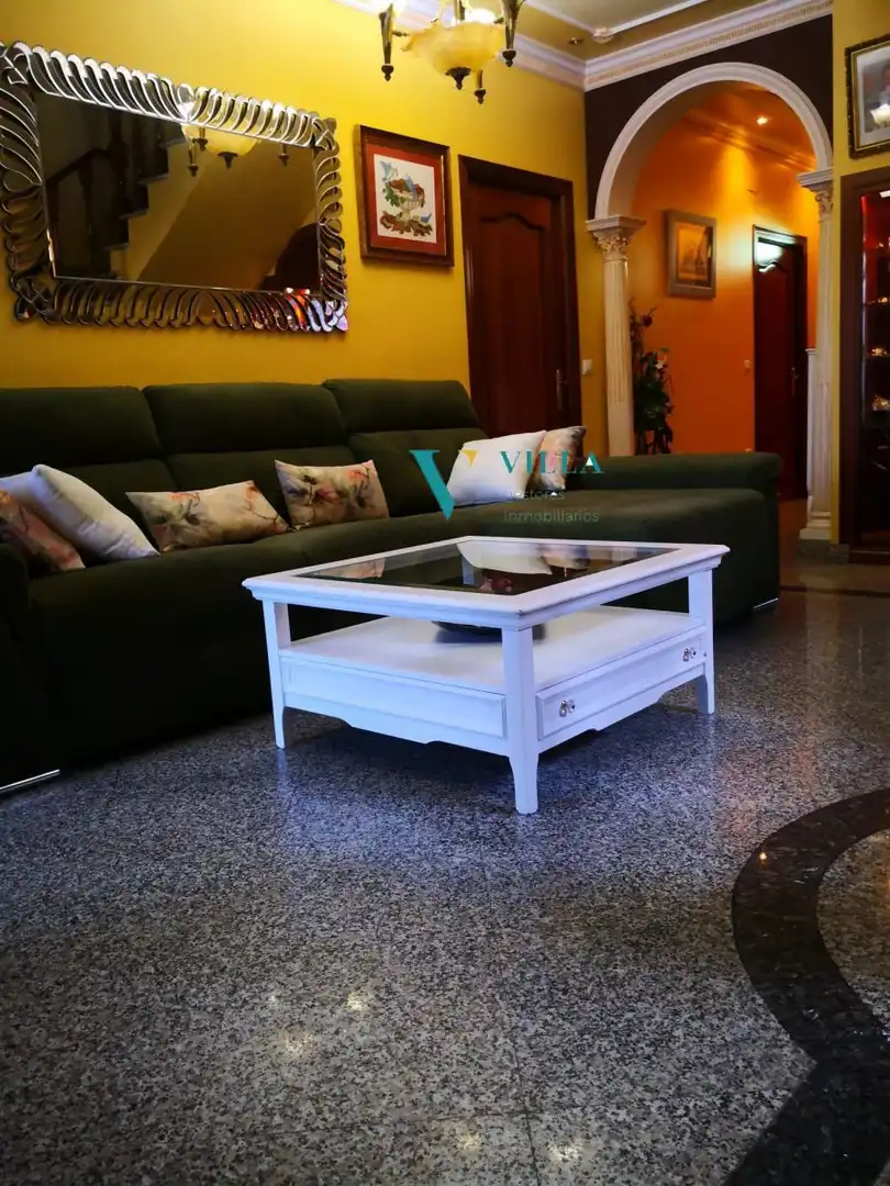 Vista exterior de Casa o xalet en venda en Alcalá de Guadaira amb Piscina