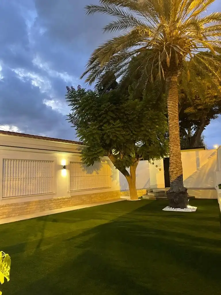 Vista exterior de Casa o xalet en venda en Sant Joan d'Alacant amb Aire condicionat, Terrassa i Piscina