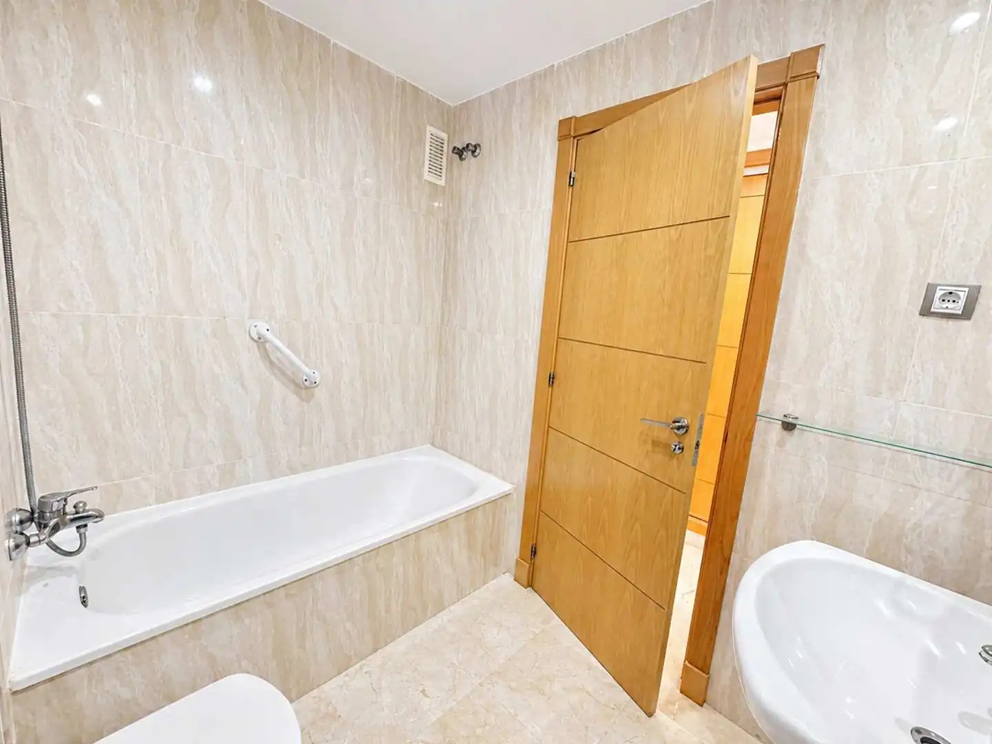 Baño de Apartamento en venta en Torrox con Aire acondicionado, Calefacción y Terraza