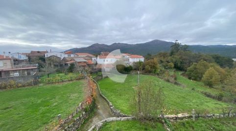Vivienda unifamiliar adosada en Lugar Compostela, ayuntamiento de Lobios. Planta principal distribuida en saloncomedor, cocina ind
