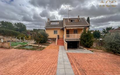 Vista exterior de Casa o xalet en venda en Cedillo del Condado amb Aire condicionat, Terrassa i Piscina