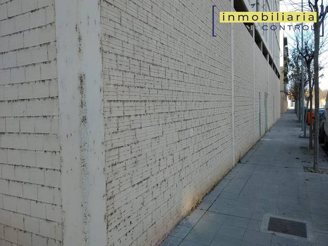 Local comercial en Alquiler en Avenida Océano Pacífico, 40 en Zuera