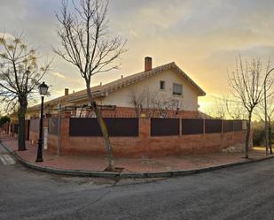 Vista exterior de Casa adosada en venda en Pioz amb Calefacció, Jardí privat i Piscina