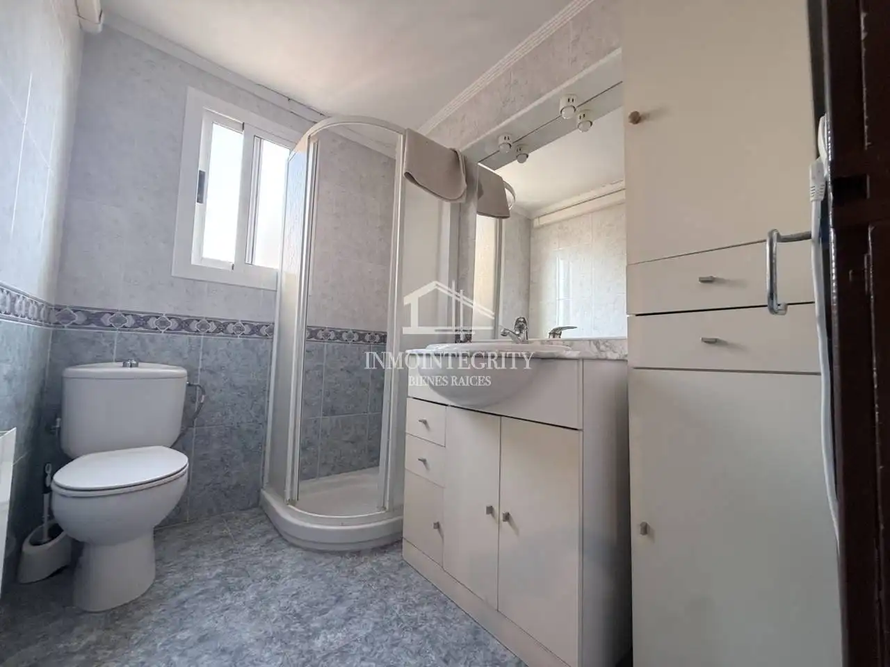 Baño de Piso en venta en Castellón de la Plana / Castelló de la Plana con Aire acondicionado, Calefacción y Amueblado