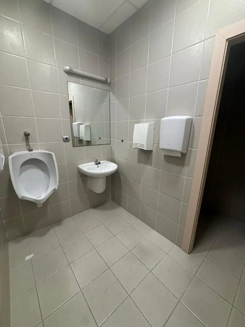 Baño de Local de alquiler en Cornellà de Llobregat con Parquet