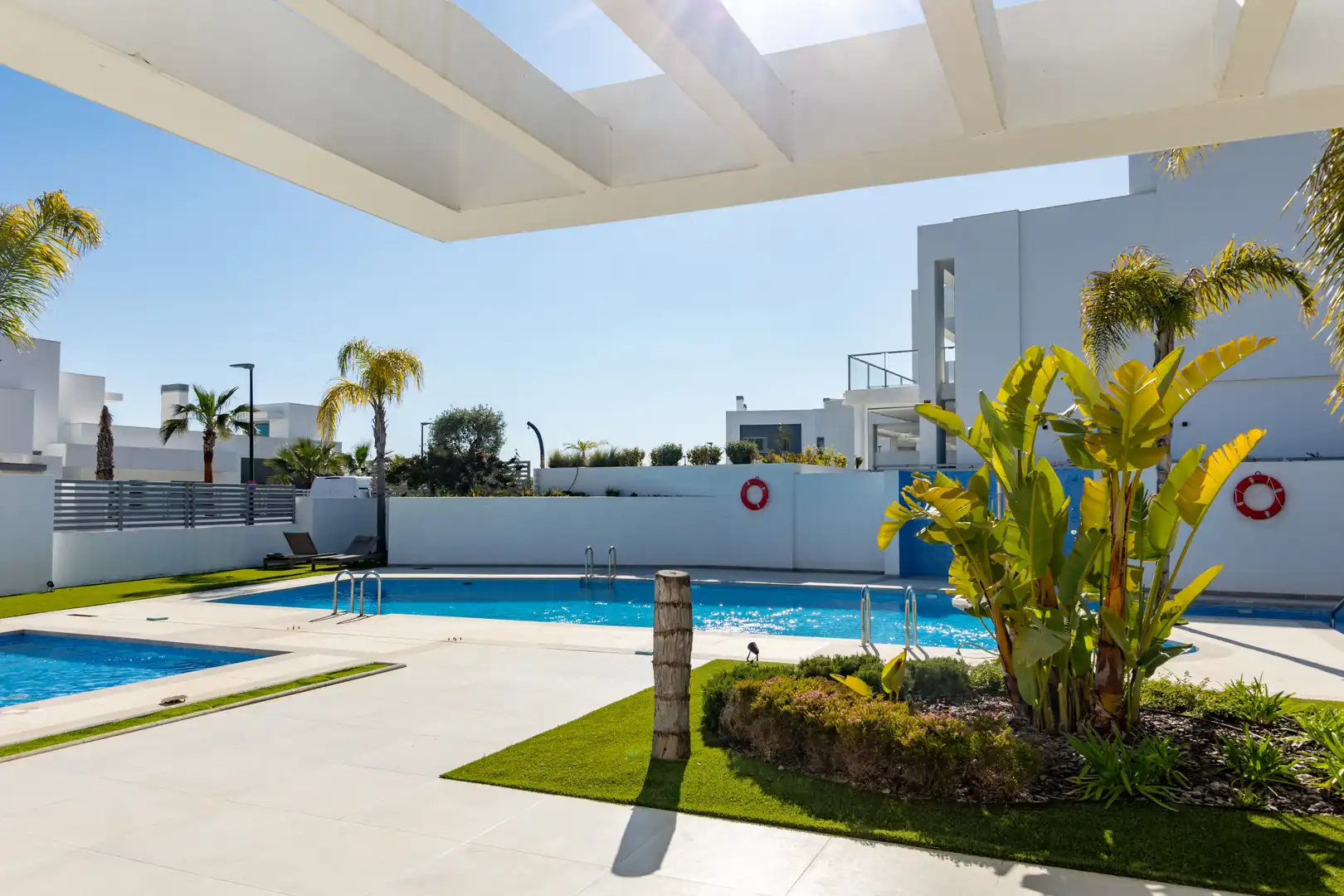 Piscina de Casa adosada en venta en Marbella con Aire acondicionado, Jardín privado y Terraza